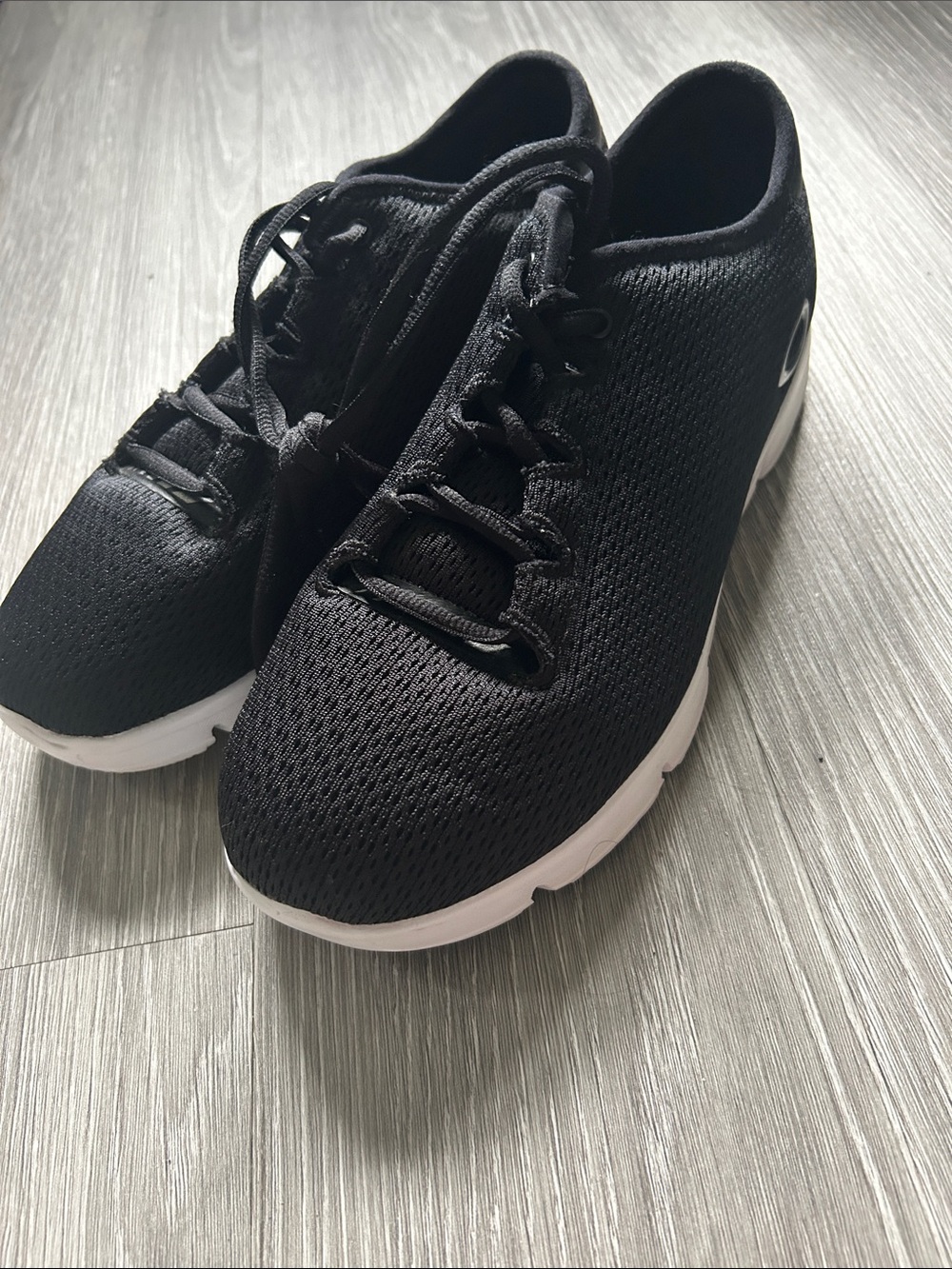 NWOT Women’s Oakley Athletic Sneakers Size 9